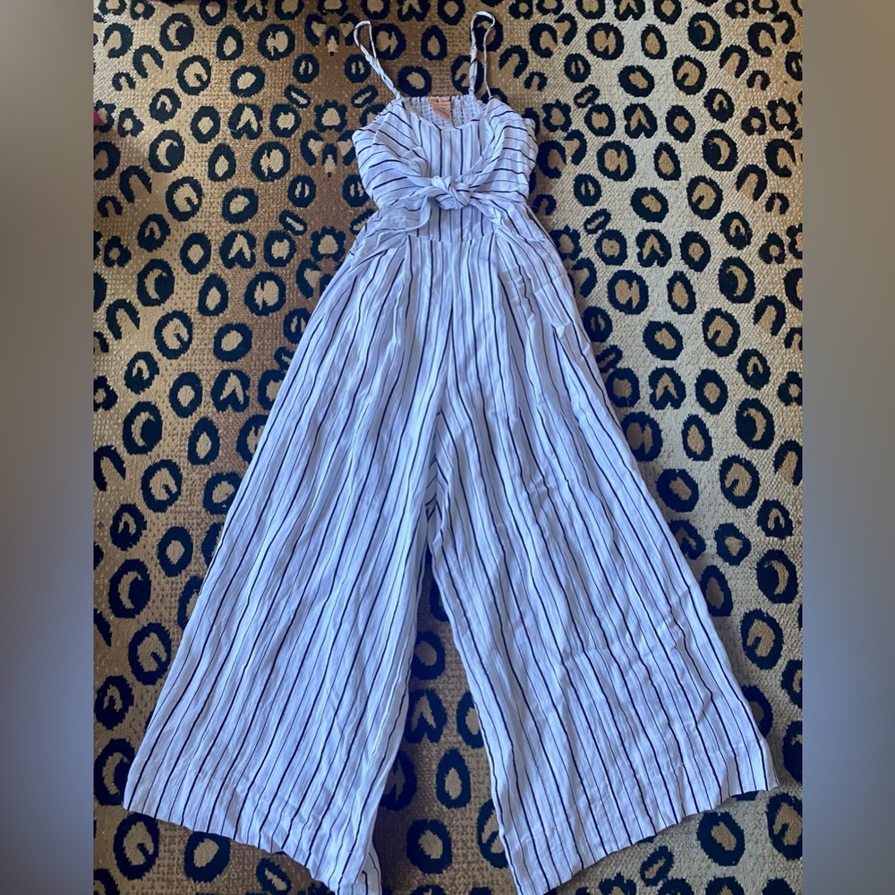 Black and white stripe wide-leg stretch jumpsuit perfect for summer! Size XS